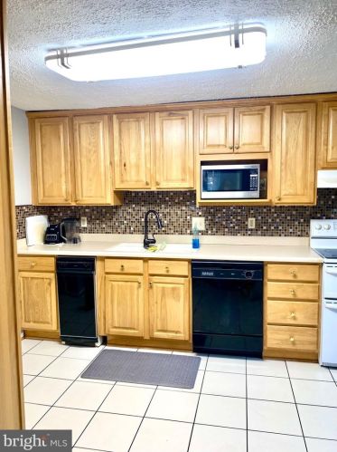 6060 Heathwick Ct, Springfield VA  22015-3236 exterior