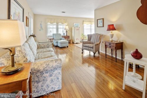 10 Lowell Ct, Bricktown NJ  08724-2423 exterior