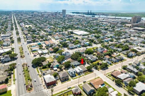 803 Sealy St, Galveston TX 77550-6221 exterior