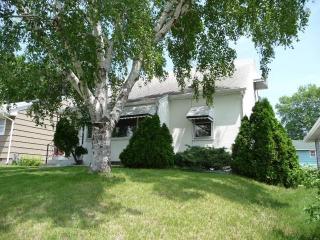 3712 Regent Ave, Minneapolis, MN 55422-2034