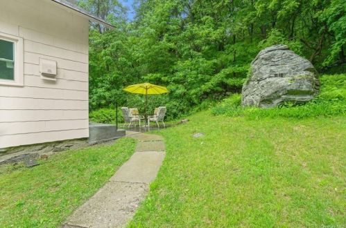 1025 Peekskill Hollow Rd, Tompkins Corners NY  10579-1715 exterior