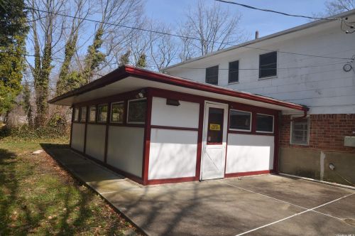 145 Briarcliff Rd, Westbury, NY 11590-1672