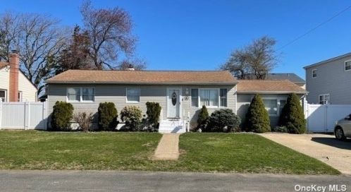 587 Outlook Ave, Babylon, NY 11704-4335