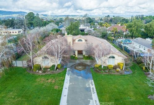 24701 Amelia Ln, Santa Clarita, CA 91321-1295