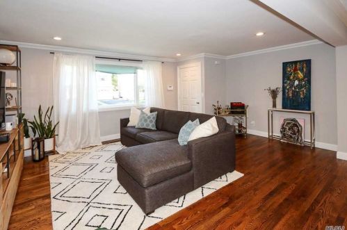 422 1st St, Elwood, NY 11731-2914