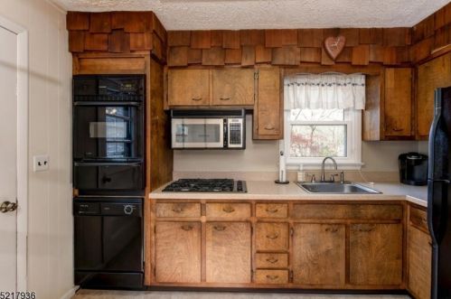 24 Serpentine Rd, Skyline Lakes NJ  07456-2521 exterior