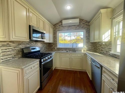 145 Overton St, Deer Park, NY 11729-2622