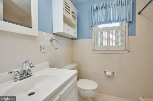 6804 Jefferson Ave, Falls Church VA  22042-1932 exterior