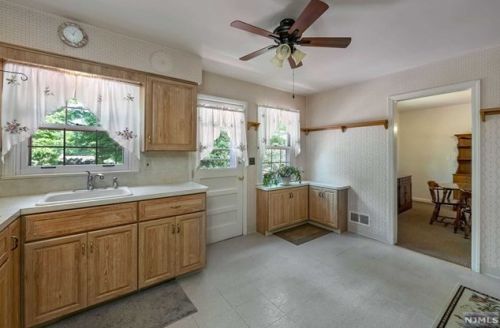 81 Mcnomee St, Oakland NJ  07436-2609 exterior