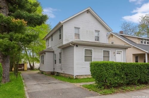 24 Pulaski Rd, Huntington Station NY  11746-1622 exterior