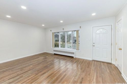 4 Flint Ln, Muttontown NY  11753-2611 exterior