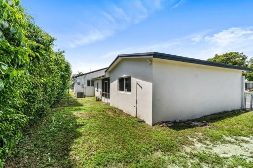 401 12 Ave, Boynton Beach FL  33435-6034 exterior
