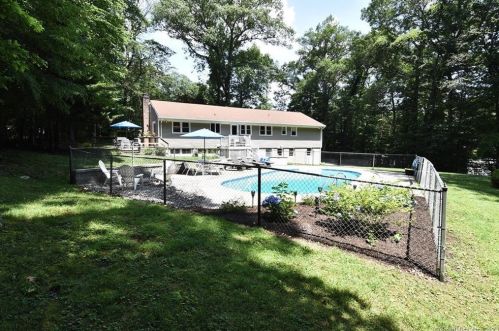 40 Theresa Ct, Stamford, CT 06907-1025