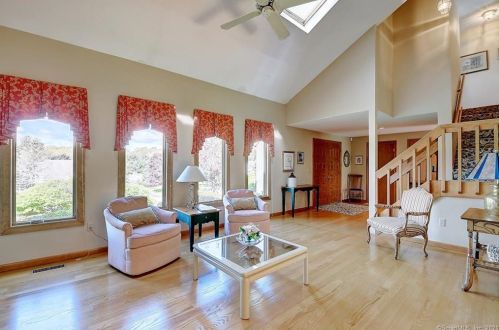 74 Buckingham Dr, Glastonbury CT  06033-2733 exterior