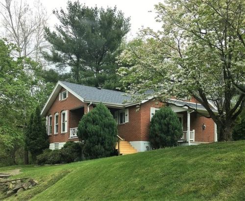 1154 Sunset Beach Rd, Claysville, PA 15323-1382
