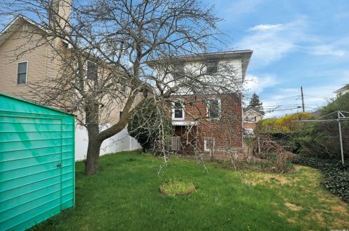 470 Clement Ave, Floral Park NY  11003-2704 exterior