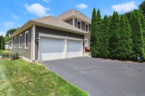 106 Colonial Village Cir, Bridgeport, CT 06611-6354