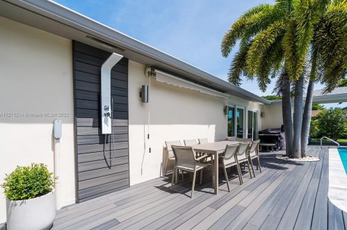 235 6th St, Dania Beach FL  33004-4147 exterior