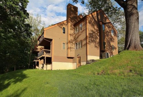 701 Eagle Bay Dr, Crotonville NY  10562-2372 exterior