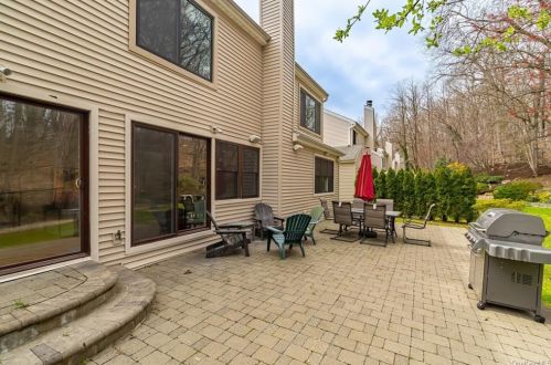 12 Brookwood Rd, New Rochelle NY  10804-1841 exterior