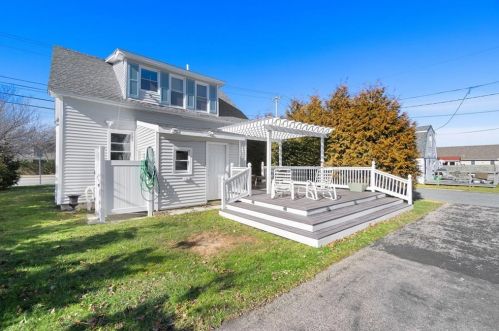 836 Point Judith Rd, South Kingstown RI  02882-5174 exterior