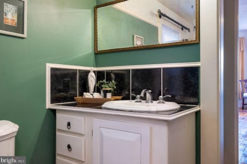 102 High St, Edinburg VA  22824-3084 exterior