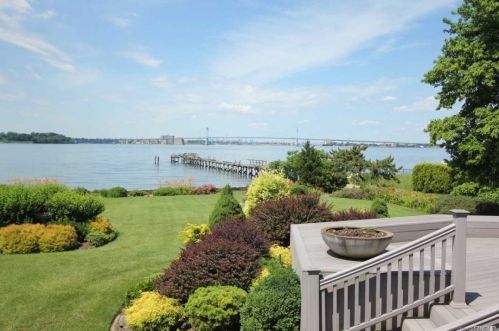 28 Martin Ct, Great Neck, NY 11024-1620