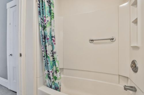 55 Concord St, Nashua NH 03064-1223 exterior