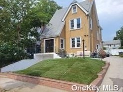 41 Glenwood St, Great Neck, NY 11021-4010