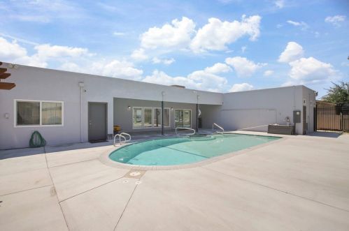 1624 Highway 99, Manteca CA  95336-8119 exterior