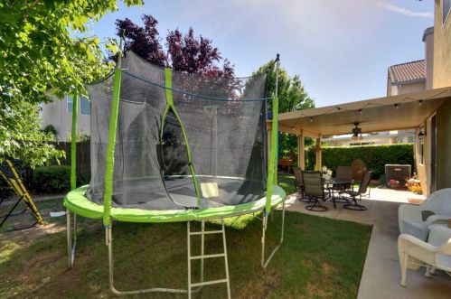 6826 Kilconnell Dr, Elk Grove CA 95758-4489 exterior