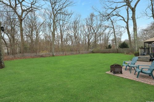 8 Loretta Ct, South Setauket, NY 11720-3800