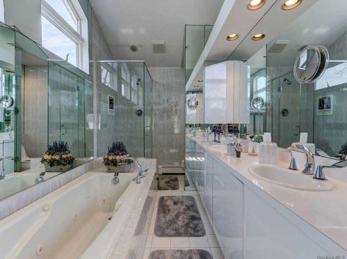 2563 Ocean Ave, North Bellmore NY  11710-3830 exterior