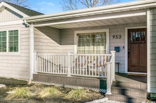 953 Thompson Dr, Bayshore, NY 11706-7518