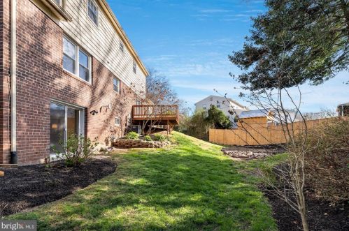 6820 Spur Rd, Springfield VA 22152-2638 exterior