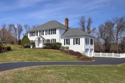 36 Farmstead Ln, Bridgeport, CT 06611-1151