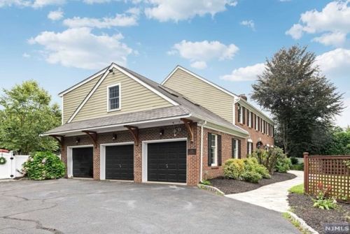 220 Allendale Ave, Allendale NJ  07401-1725 exterior