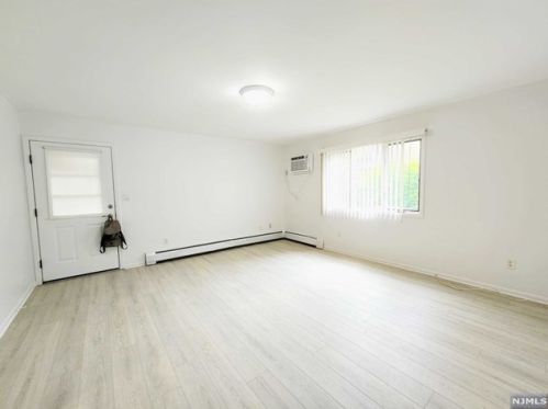 9 1st St, Palisades Park NJ  07650-1501 exterior
