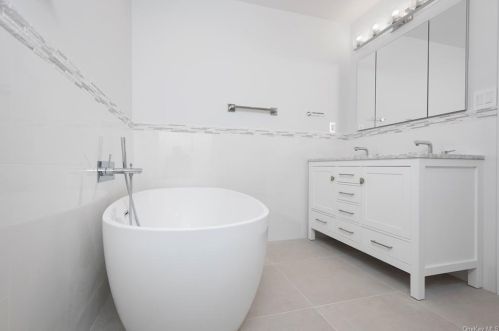 19 Rugby Rd, New Rochelle NY  10804-3924 exterior