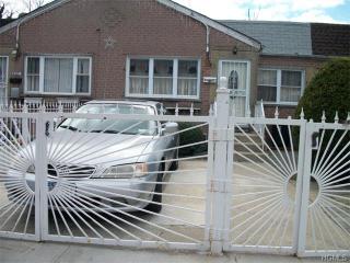 3483 Mickle Ave, Bronx NY  10469-1605 exterior