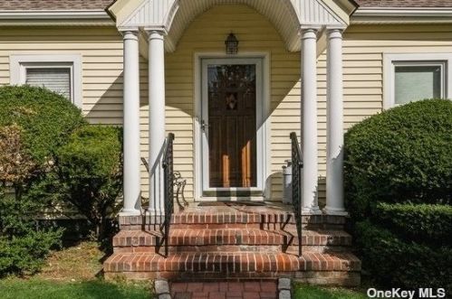 609 Elwood Rd, Elwood, NY 11731-5632
