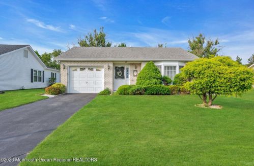 95 Mansfield Dr, Bricktown, NJ 08724-4906