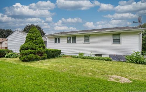 32 Maple View Dr, Waterbury CT  06716-1643 exterior