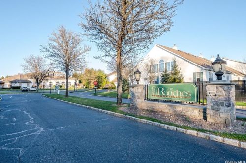 121 Constantine Way, Mount Sinai NY  11766-3005 exterior