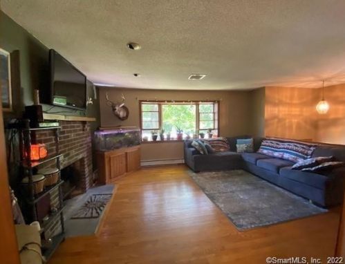 15 Lena Dr, Uncasville CT  06382-1405 exterior
