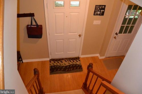 6716 Sunset Woods Ct, Springfield, VA 22015-4240