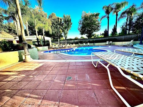 23705 Del Monte Dr, Santa Clarita CA  91355-3815 exterior