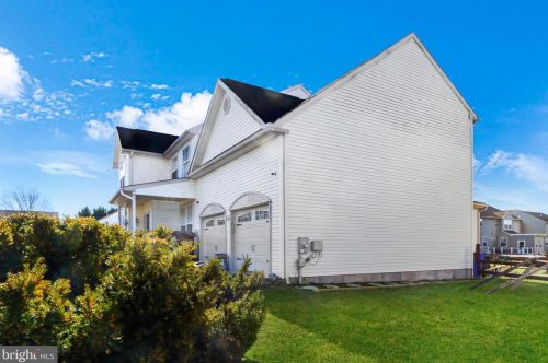 4 Iris Cir, Bear, DE 19701-6326