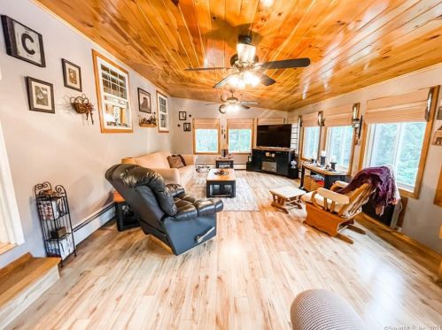 15 Juniper Ln, Moosup, CT 06354-1744