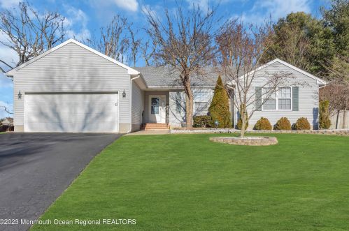 33 Cedar St, Tinton Falls, NJ 07701-1358